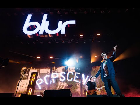 Blur live.