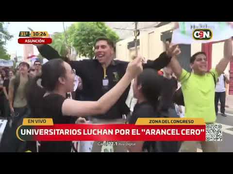 Universitarios de la UNE se manifiestan frente al congreso