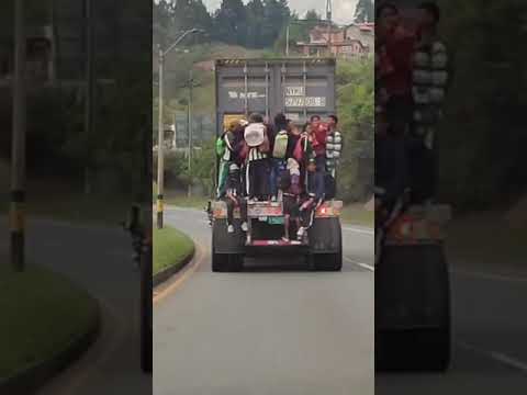 Más de 11 personas iban coladas de una tractomula en la autopista Medellín - Bogotá - Telemedellín