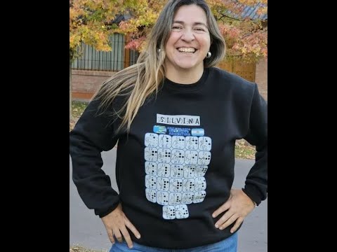 Docentes de Mendoza diseñaron un buzo grabado con el alfabeto Braille y la Lengua de Señas.