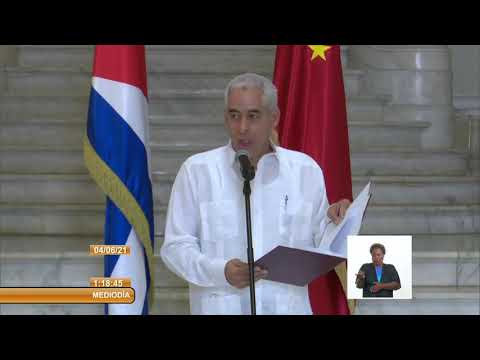 Otorgan Medalla de la Amistad a Embajador de China en Cuba