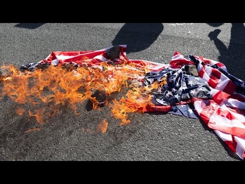 Queman la bandera de Estados Unidos por visita de Kamala Harris a Puerto Rico