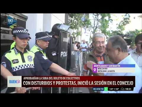 Con disturbios y protestas, inició la sesión en el Concejo para tratar el aumento del boleto