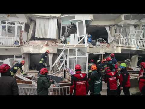Turquía se vuelca en el rescate tras un terremoto con 22 muertos
