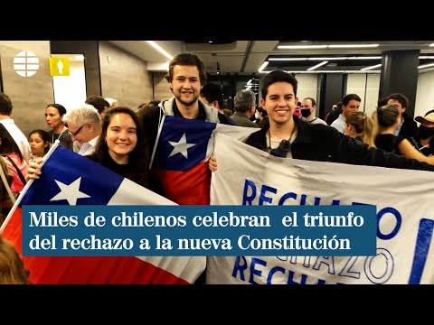 Miles de chilenos celebran  el triunfo del rechazo a la nueva Constitución