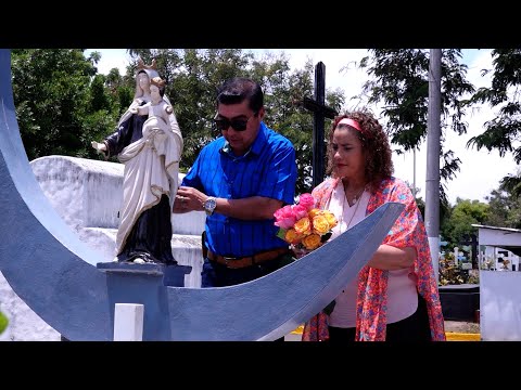 Alcaldía de Managua deposita flores a doña Lidia Saavedra
