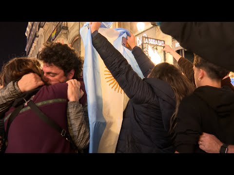 Miles de personas celebran en la Puerta del Sol la victoria de Argentina en el Mundial