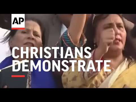 Christians demonstrate against the burning of churches and homes in Jaranwala