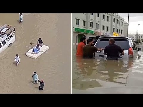 Flotan en camas y empujan carros inundados en Dubái