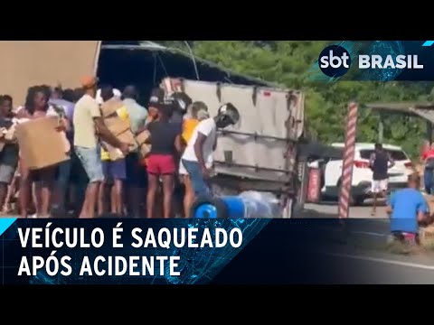 Um caminhão teve a carga saqueada depois de um acidente, na Bahia | SBT Brasil (20/04/24)