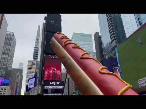 Un perro caliente gigante en Times Square desafía el capitalismo de Estados Unidos