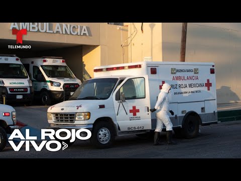 Ambulancias se forman en los hospitales esperando un lugar para los pacientes con COVID-19