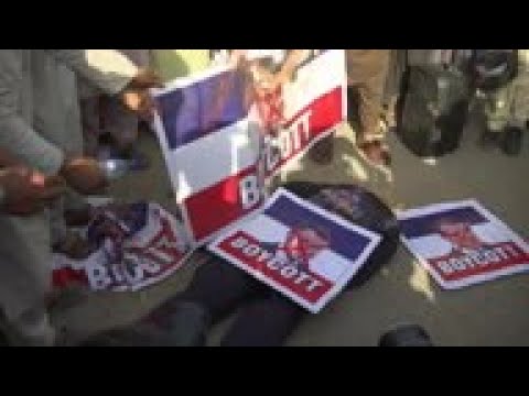 Karachi protesters burn Macron effigy, French flag