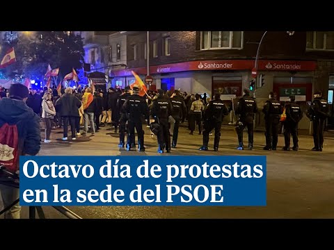 La Policía blinda Ferraz en el octavo día de manifestación ante la sede del PSOE