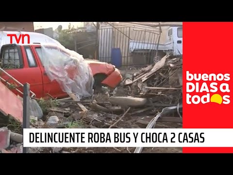 Delincuente roba bus del transporte público y choca dos casas en Maipú | Buenos días a todos