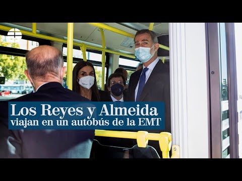 Los Reyes viajan con Almeida en un autobús de la EMT por su 75 aniversario