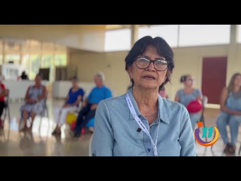 Doña Haydeé reúne personas para aplicar un tratamiento llamado risoterapia
