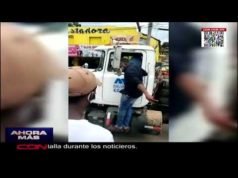 Residentes de Samaná paralizan tránsito para impedir compañía se lleve equipos de asfalto