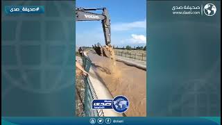 لحظة انقاذ بقرة جرفتها السيول