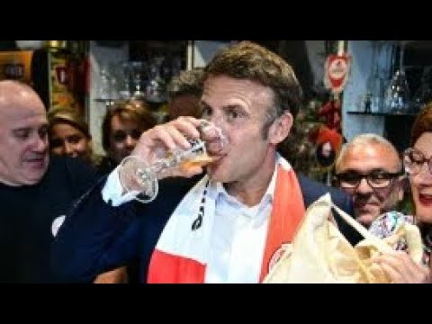 Emmanuel Macron dans un bar à Tourcoing, il finit complètement ivre devant le match