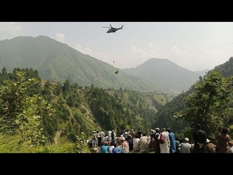 Pakistán | Rescatados con éxito seis niños y dos adultos de un teleférico tras doce horas en el a…