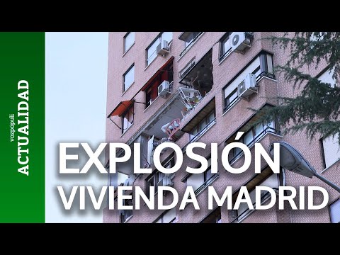 Bomberos trabajan en el edificio donde han sido rescatadas dos mujeres tras una explosión en Madrid