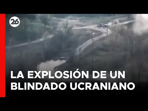UCRANIA | Así estalló un vehículo blindado ucraniano al pasar sobre una mina