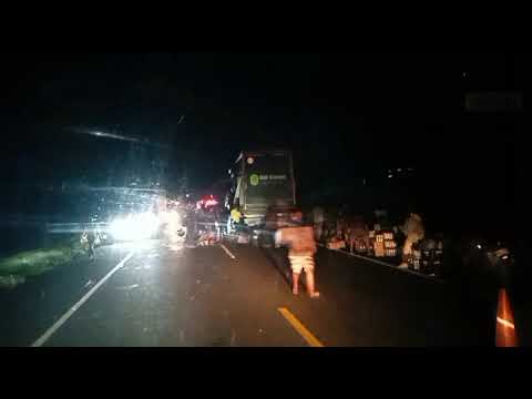Lejos de ayudar a heridos de camión los delincuentes saquean camión cargado de cerveza en Tasajera