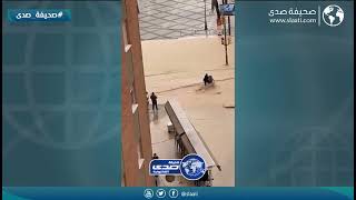 ناويه تقطع السيول مع طفلها الرضيع !