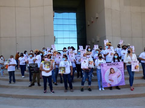 FAMILIARES Y AMIGOS DE MICHELLE BENÍTEZ SE MANIFIESTAN EN FGE,  PIDEN JUSTICIA