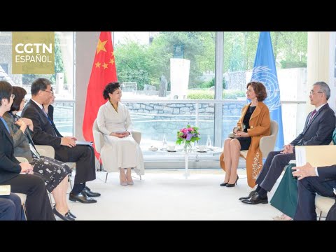 Peng Liyuan visita la sede de la Unesco y es recibida por la directora general, Audrey Azoulay