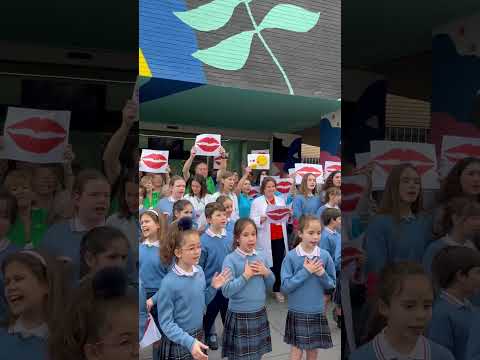 Besos para los niños hospitalizados a las puertas del Hospital Infantil Miguel Servet de Zaragoza