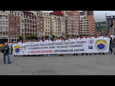 Cientos de ertzainas se concentran en Bilbao para pedir un acuerdo regulador digno