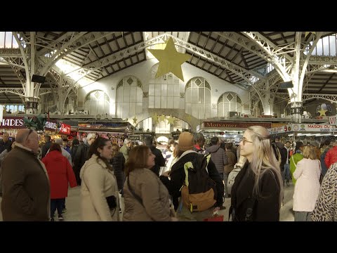 Valencianos ultiman sus compras de cara a la Nochevieja en el Mercado Central de la ciudad