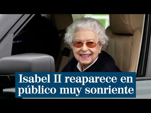Isabel II reaparece en público muy sonriente