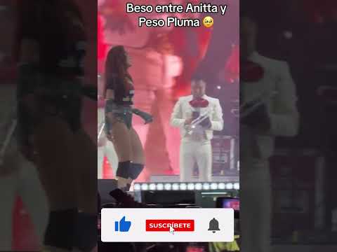 El espectacular detalle que Peso Pluma tuvo con Anitta en pleno concierto