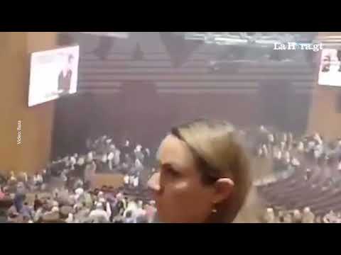 Videos: Hombres armados irrumpen en sala de conciertos en Rusia