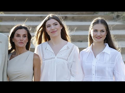 La reina Letizia se suma al look total white de sus hijas a su paso por Lloret del Mar