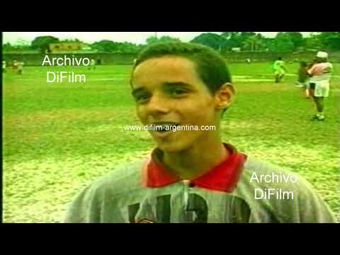 Escuela de futbol Club Flamengo - Chicos jugando a la pelota en playa Brasil 1995