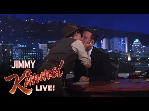 Джонни Депп в прямом эфире поцеловал в губы популярного ведущего (ВИДЕО)