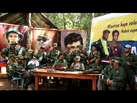 Disidentes de FARC anuncian cese unilateral al fuego tras diálogo con gobierno colombiano | AFP