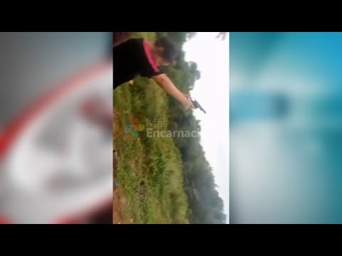 Vídeo viral muestra a mujer armada amenazando a su pareja