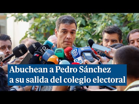 Un grupo de personas abuchea a Pedro Sánchez tras ejercer su derecho al voto