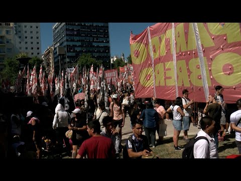 Miles de personas se suman la huelga general en Argentina en desafío a Milei