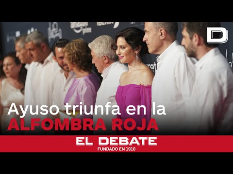 Isabel Díaz Ayuso triunfa en la alfombra roja de los Premios Platino con su color fetiche