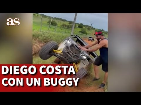 La curiosa forma de Diego Costa de intentar dar la vuelta a un buggy medio volcado...