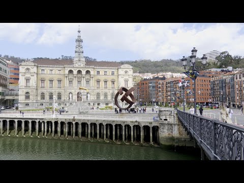 Bilbao atrae a visitantes de distintos puntos de España en el primer domingo de primavera