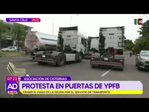 Cisternas bloquean las puertas de YPFB