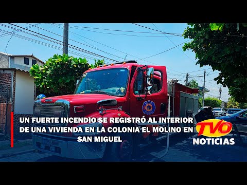 Un fuerte incendio se registró al interior de una vivienda en la Colonia El Molino de San Miguel.