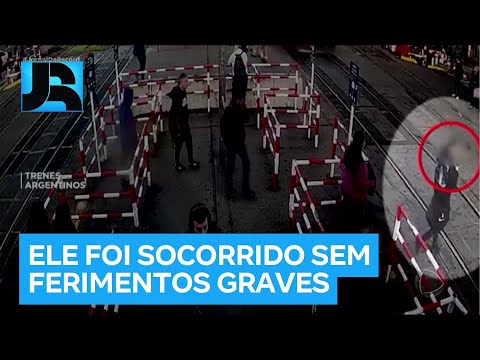 Homem se distrai com celular e quase é atropelado por trem na Argentina; veja